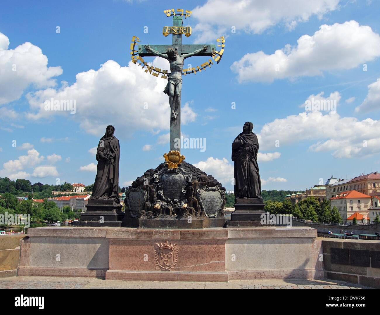 Statue de la sainte croix et calvaire le long du côté nord du pont Charles (Karluv Most), Prague, République Tchèque, Europe. Banque D'Images