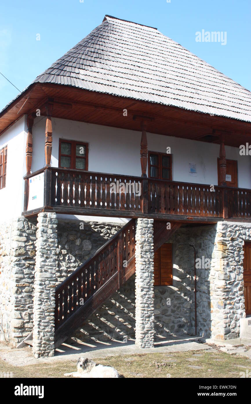 Maison de montagne traditionnelle roumaine. Banque D'Images