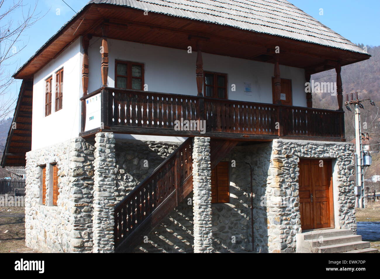 Maison de montagne traditionnelle roumaine. Banque D'Images