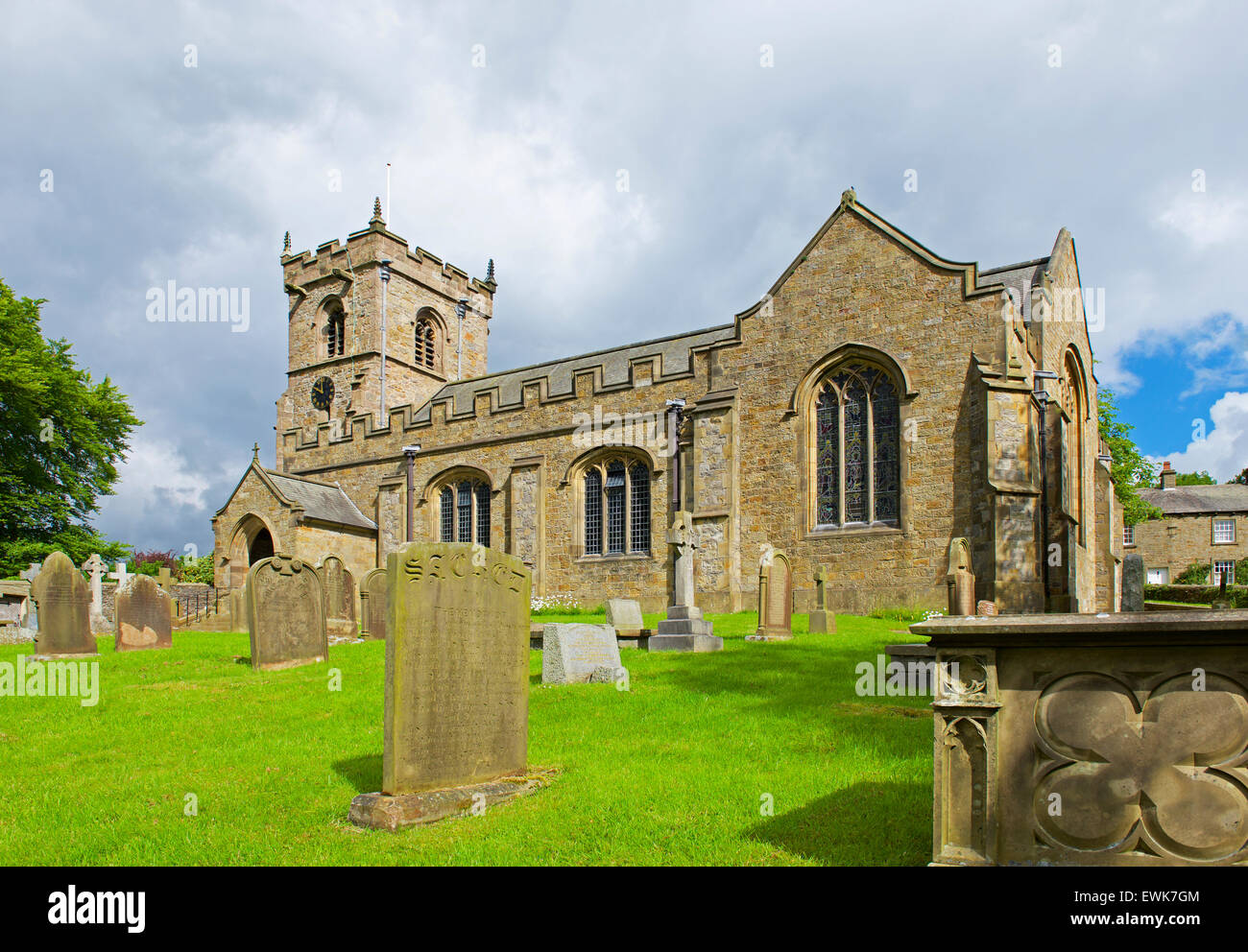 Église St Leonard's, M. Downham, vallée de Ribble, Lancashire, England UK Banque D'Images