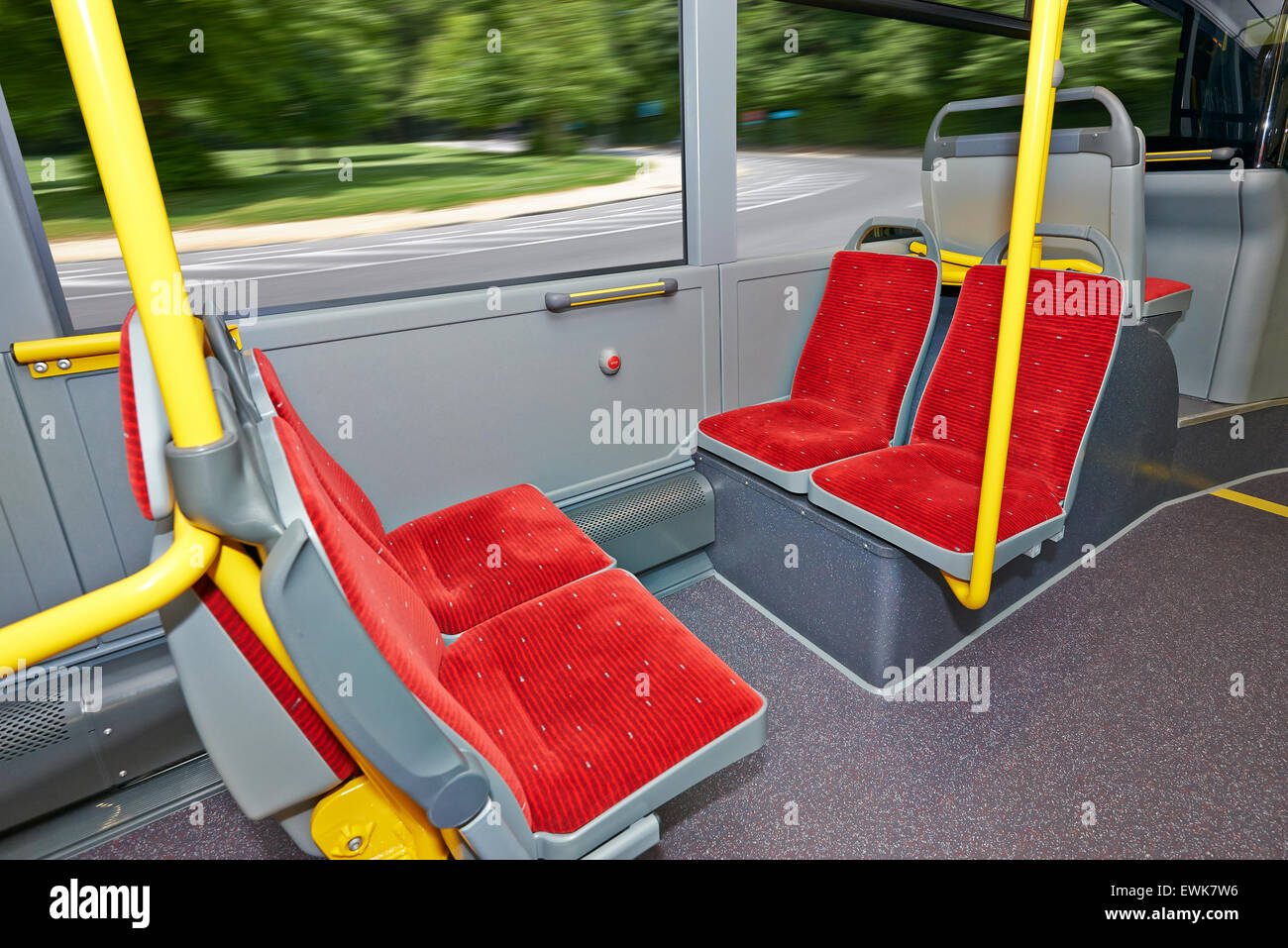 Les transports publics, bus de ville intérieur avec des sièges rouges, route et fond vert à l'extérieur Banque D'Images