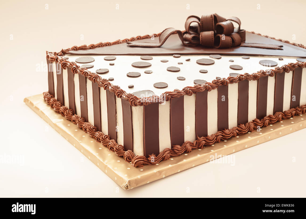 Gâteau au chocolat sur fond blanc, les détails de décoration Photo Stock -  Alamy