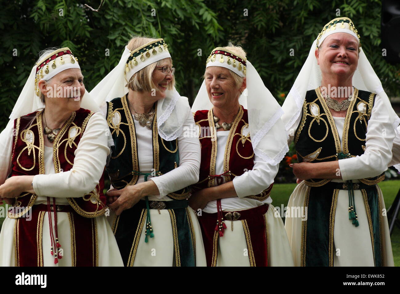 Groupe de danse folklorique arménienne. Kilikia à l'occasion de la Journée internationale de la danse baignoire Gardens, Bakewell Derbyshire UK Banque D'Images