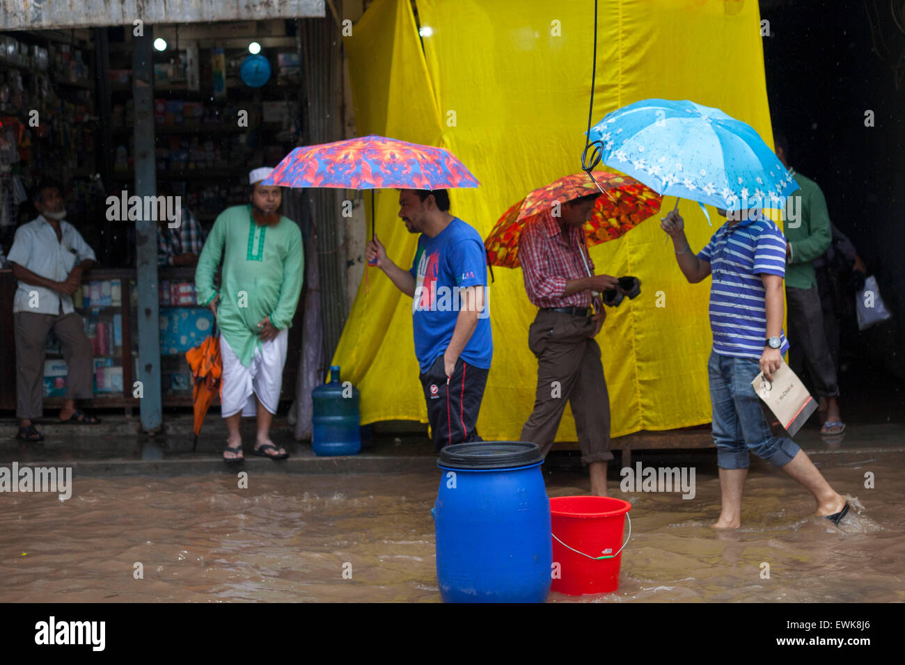 Dhaka, Bangladesh. 27 Juin, 2015. Rues inondées pendant la pluie à Dhaka le 27 juin 2015.La pluie lourde dans la ville a continué pendant quatre jours consécutifs, infligeant des souffrances sans fin sur les gens que l'eau l'exploitation forestière et les activités éducatives entravée. Zakir Hossain Chowdhury Crédit : zakir/Alamy Live News Banque D'Images