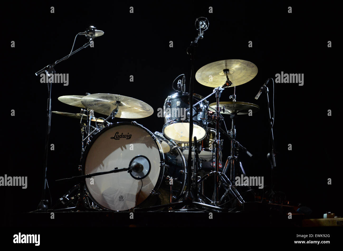 Mark Barrett's Ludwig drum kit sur scène pour le concert des canulars, Pays-Bas Banque D'Images