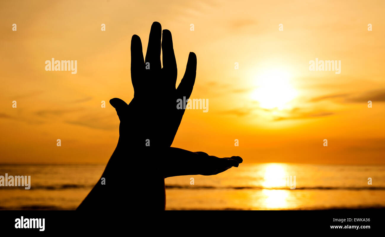 La main avec la couleur du coucher de soleil, belle nature, Pathong beach Thaïlande Banque D'Images