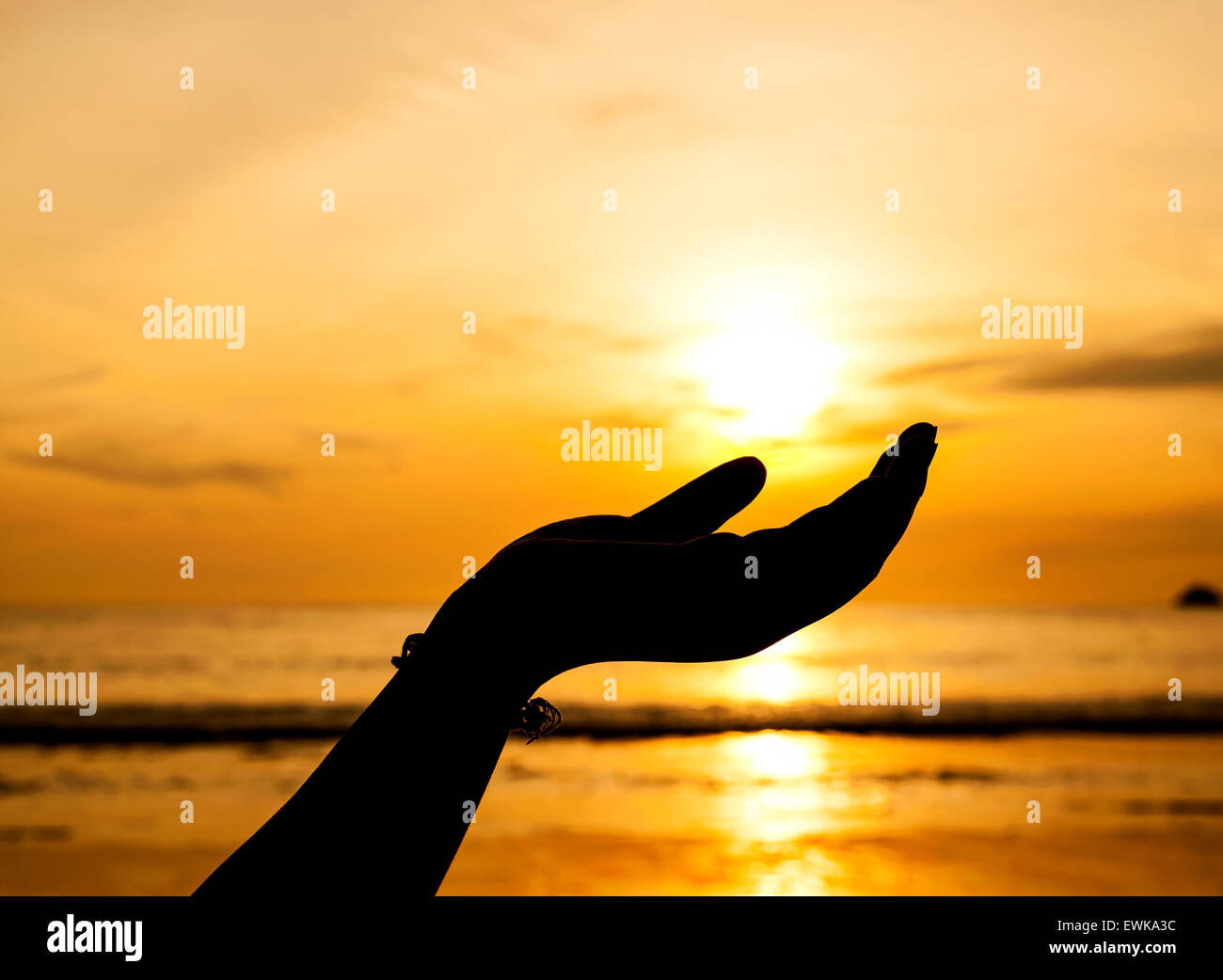 La main avec la couleur du coucher de soleil, belle nature, Pathong beach Thaïlande Banque D'Images