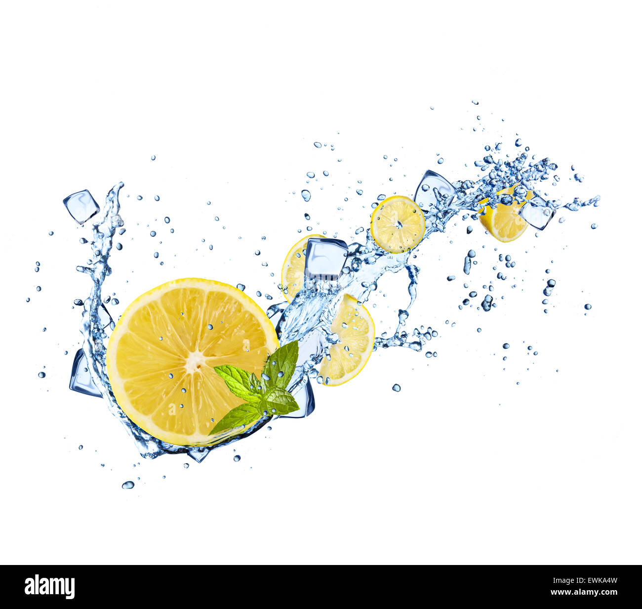 Tranches de citrons dans les projections d'eau et des cubes de glace isolé sur fond blanc Banque D'Images