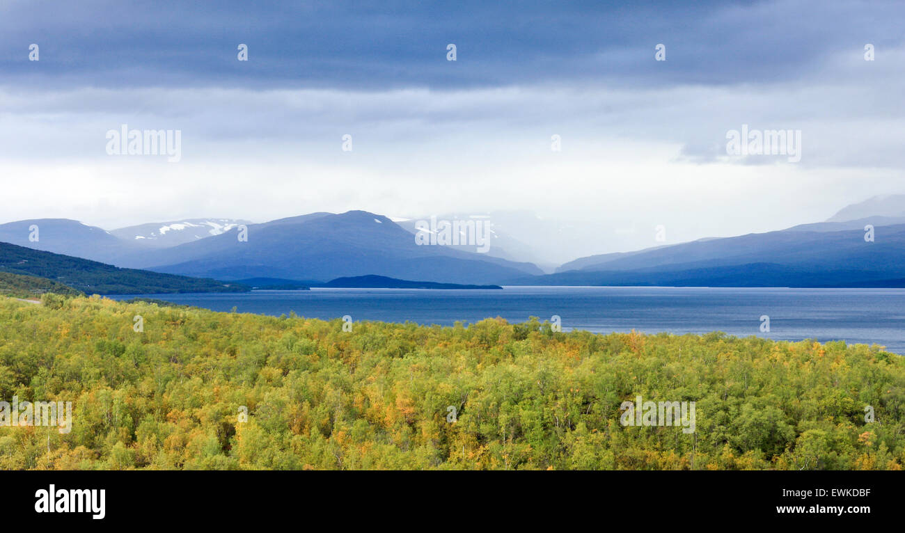 L'automne, chute dans la montagne. Gratuites au-dessus du lac et montagnes en arrière-plan. Les arbres colorés de ce côté-ci. Banque D'Images