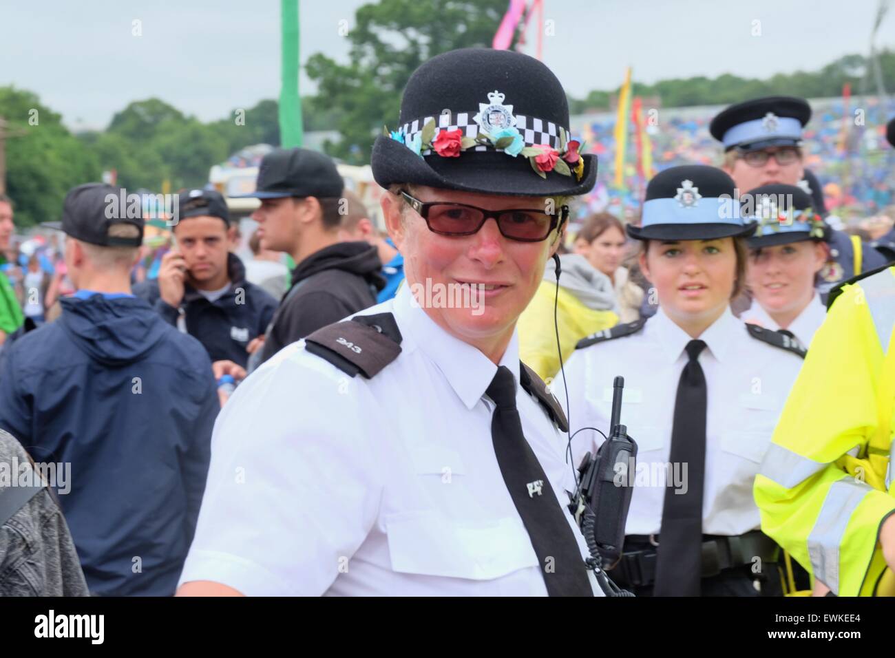 Festival de Glastonbury, Somerset, Royaume-Uni. 28 juin 2015. L'agent Rural Beat Martha crampons amène les jeunes élèves policiers de Glastonbury, le village voisin de rue et de l'Sometset Ville du Comté de Taunton en patrouille un site du festival boueux le dimanche après-midi. © Tom Jura/Alamy Live News Crédit : Tom Jura/Alamy Live News Banque D'Images