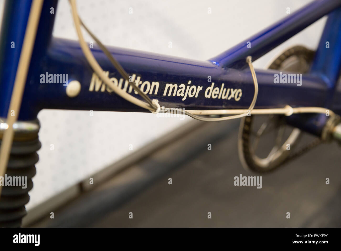 Vintage Moulton vélo sur l'affichage à Coventry Transport Museum Banque D'Images