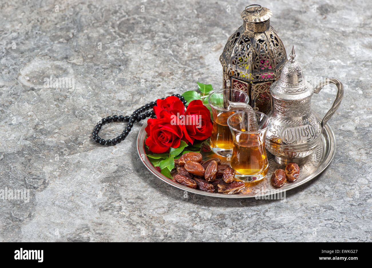 Plateau et rose rouge fleur, Arabian lanterne et rosaire. Jours fériés islamiques décoration. Ramadan kareem. Eid Mubarak. L'hôpital d'Orient Banque D'Images