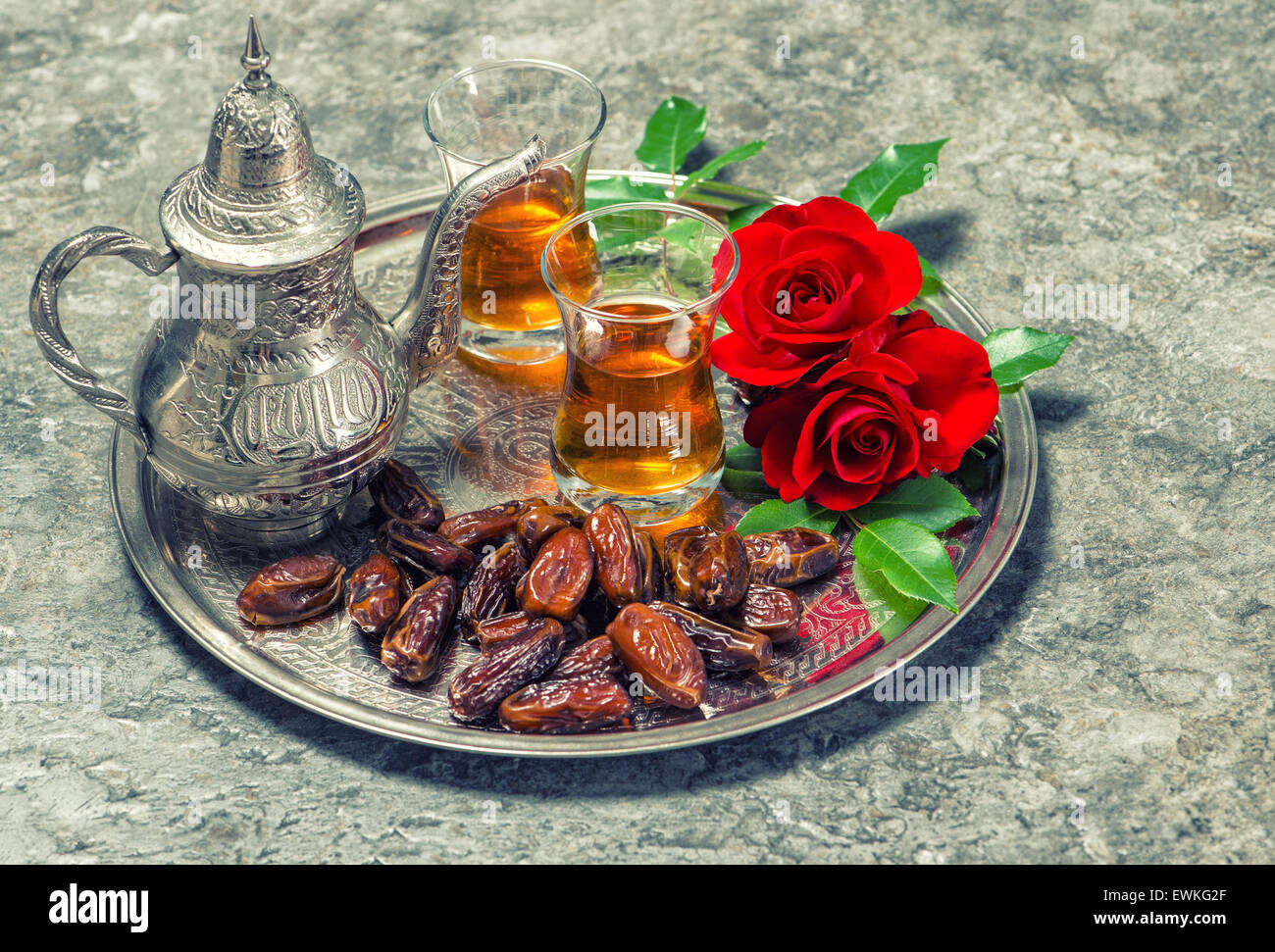 Plateau, dates des fruits et fleurs rose rouge. Jours fériés islamiques décoration. Ramadan kareem. Eid Mubarak. L'hospitalité orientale concept. Banque D'Images