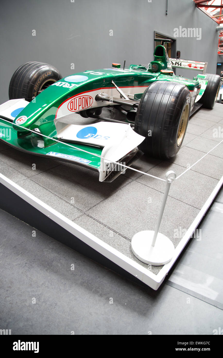 Jaguar voiture de Formule 1 à l'affiche au Musée des transports de Coventry Banque D'Images