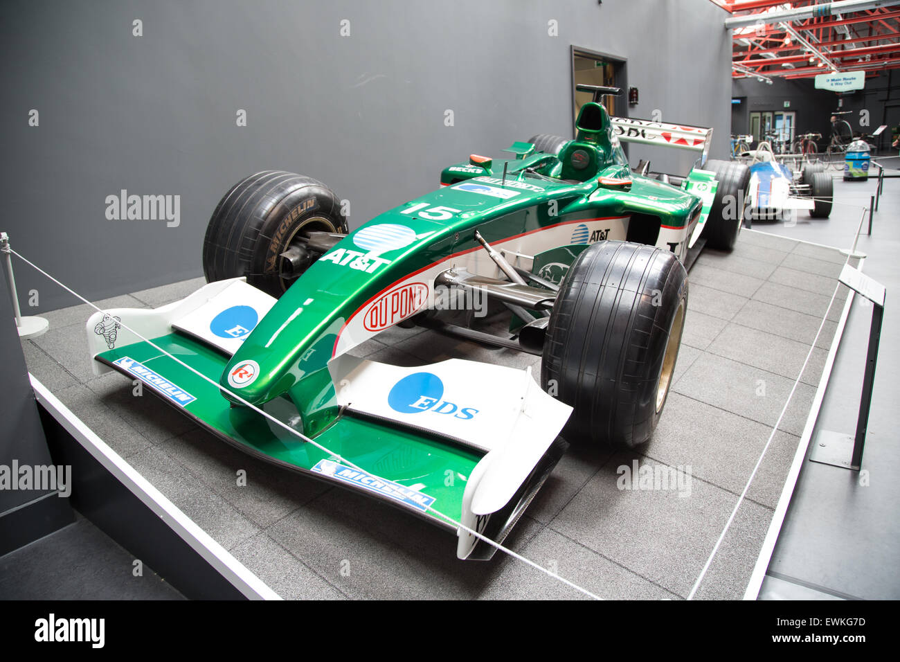Jaguar voiture de Formule 1 à l'affiche au Musée des transports de Coventry Banque D'Images