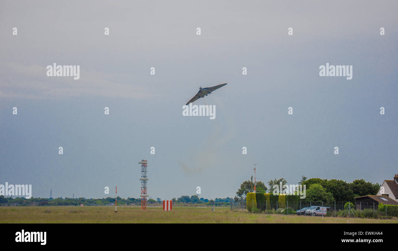 L''aéroport de Southend UK, le 28 juin 2015, l'Avro Vulcan XH558 : foules regardent le Avro Vulcan XH558, le dernier battant Vulcan, salue la foule de spectateurs à l''aéroport de Southend. Banque D'Images