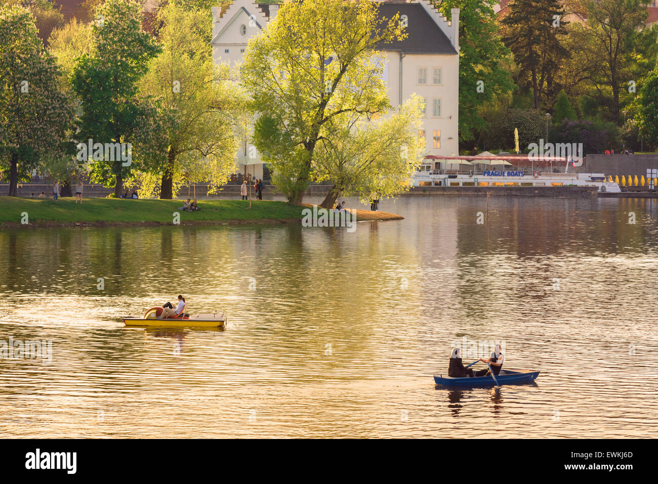 Shooters Island Prague, à côté de Shooters Island sur la Vltava, les gens se détendent et louent des bateaux à ramer à la fin d'une soirée de printemps, Prague. Banque D'Images