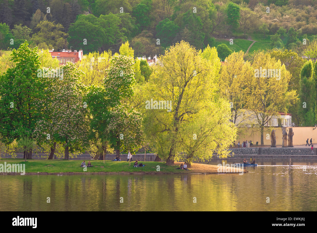 Prague Shooters Island, sur l'île Shooter's Island, au milieu de la Vltava, les jeunes se détendent et louent des bateaux à rames lors d'une soirée de printemps, à Prague. Banque D'Images
