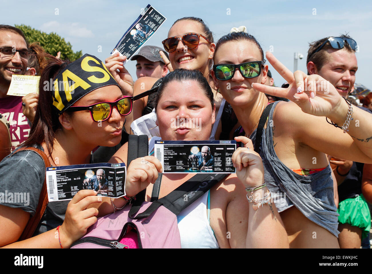 Turin, Italie. 28 Juin, 2015. Des dizaines de fans en attente, sous le soleil de plomb, pour entrer dans le stade olympique pour le concert de leur chanteur préféré Vasco Rossi. Ils montrent également les billets. Vasco Rossi, également connu sous le nom de Vasco ou avec le surnom Il Blasco, est un chanteur et auteur-compositeur italien. © Elena Aquila/Pacific Press/Alamy Live News Banque D'Images