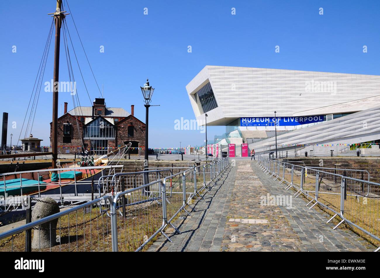 Voir le long d'une allée vers le Musée de Liverpool building à Pier Head, Liverpool, Merseyside, England, UK, Europe de l'Ouest. Banque D'Images