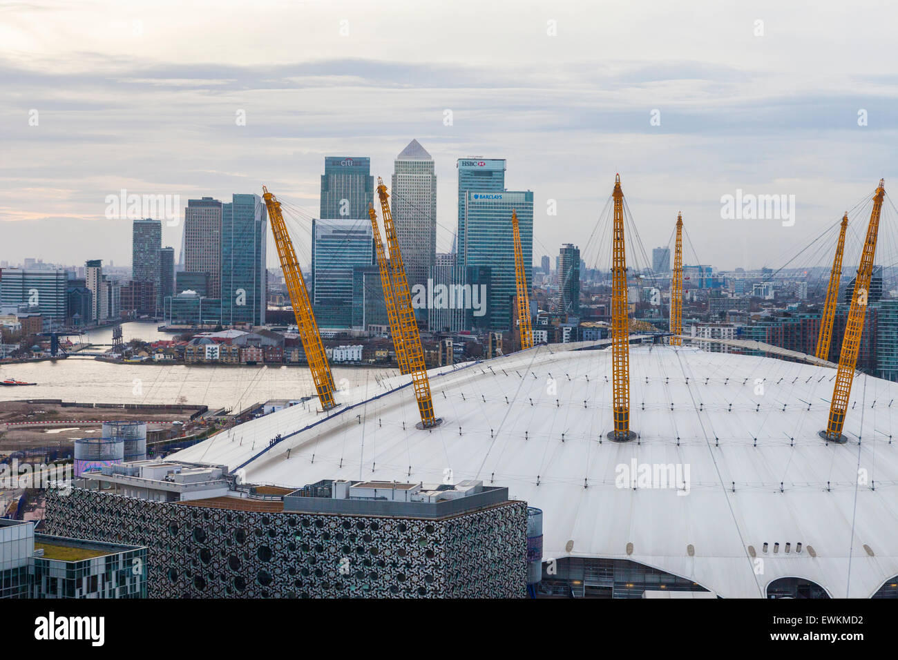 Millennium Dome et Canary Wharf Banque D'Images