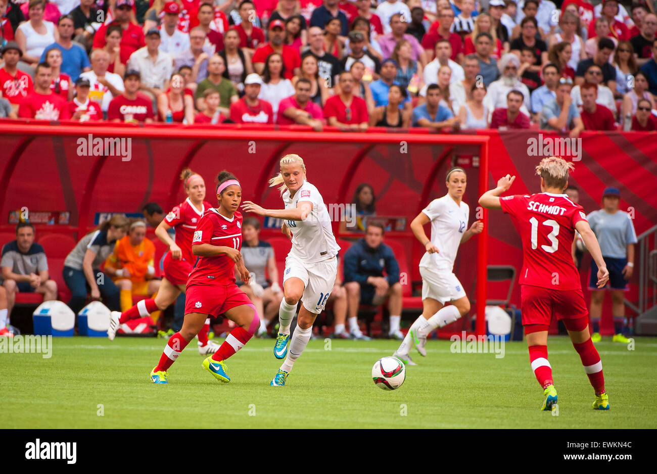 Vancouver, Canada. 27 Juin, 2015. Katie Chapman au racing (# 16) au cours de match quart le entre le Canada et l'Angleterre à la Coupe du Monde féminine de la FIFA Canada 2015 au BC Place Stadium. L'Angleterre a gagné le match 2-1. Crédit : Matt Jacques/Alamy Live News Banque D'Images