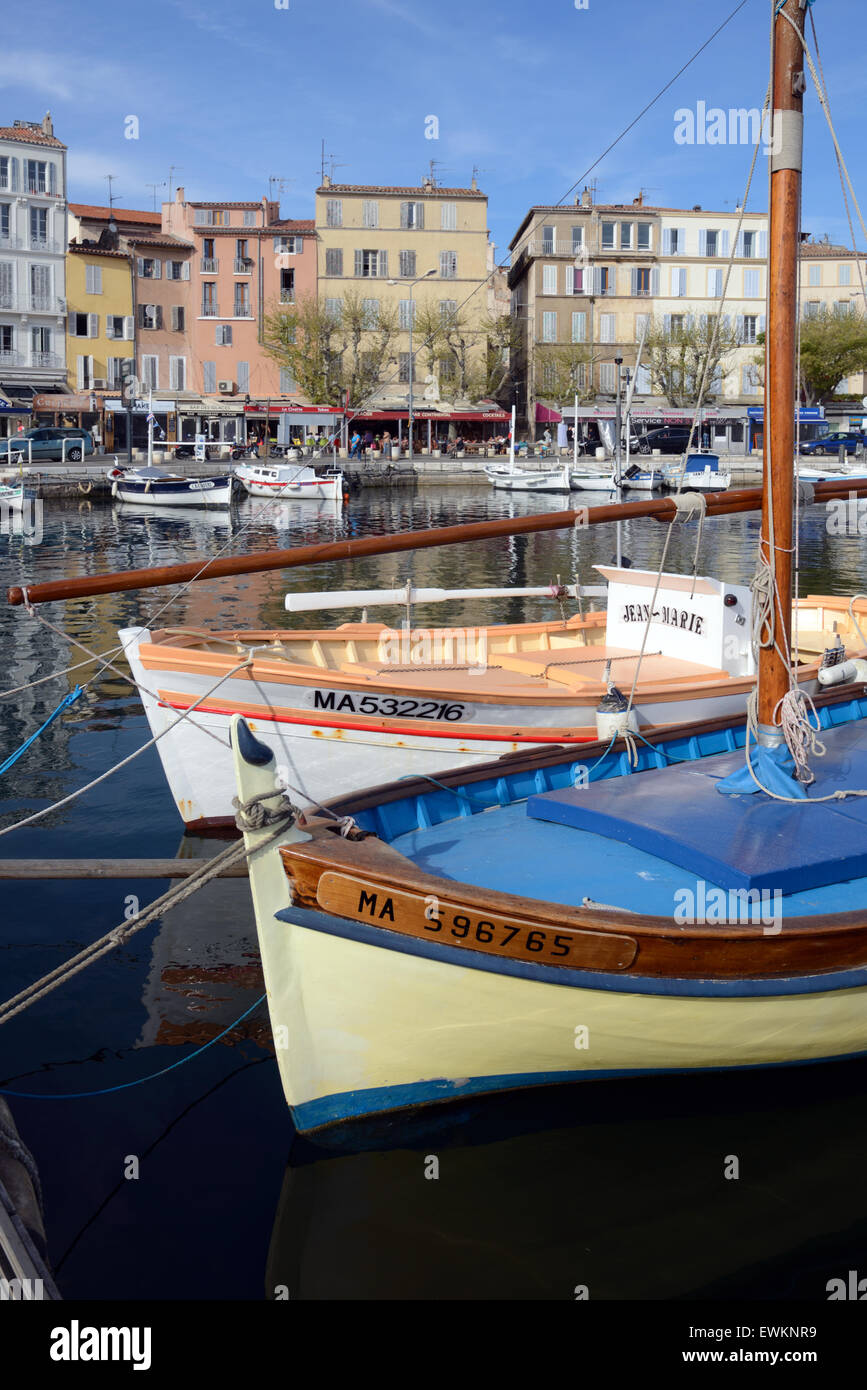 L'ancien port de pêche et de bateaux de pêche en bois, connu sous le nom de pointus, à La Ciotat Provence France Banque D'Images