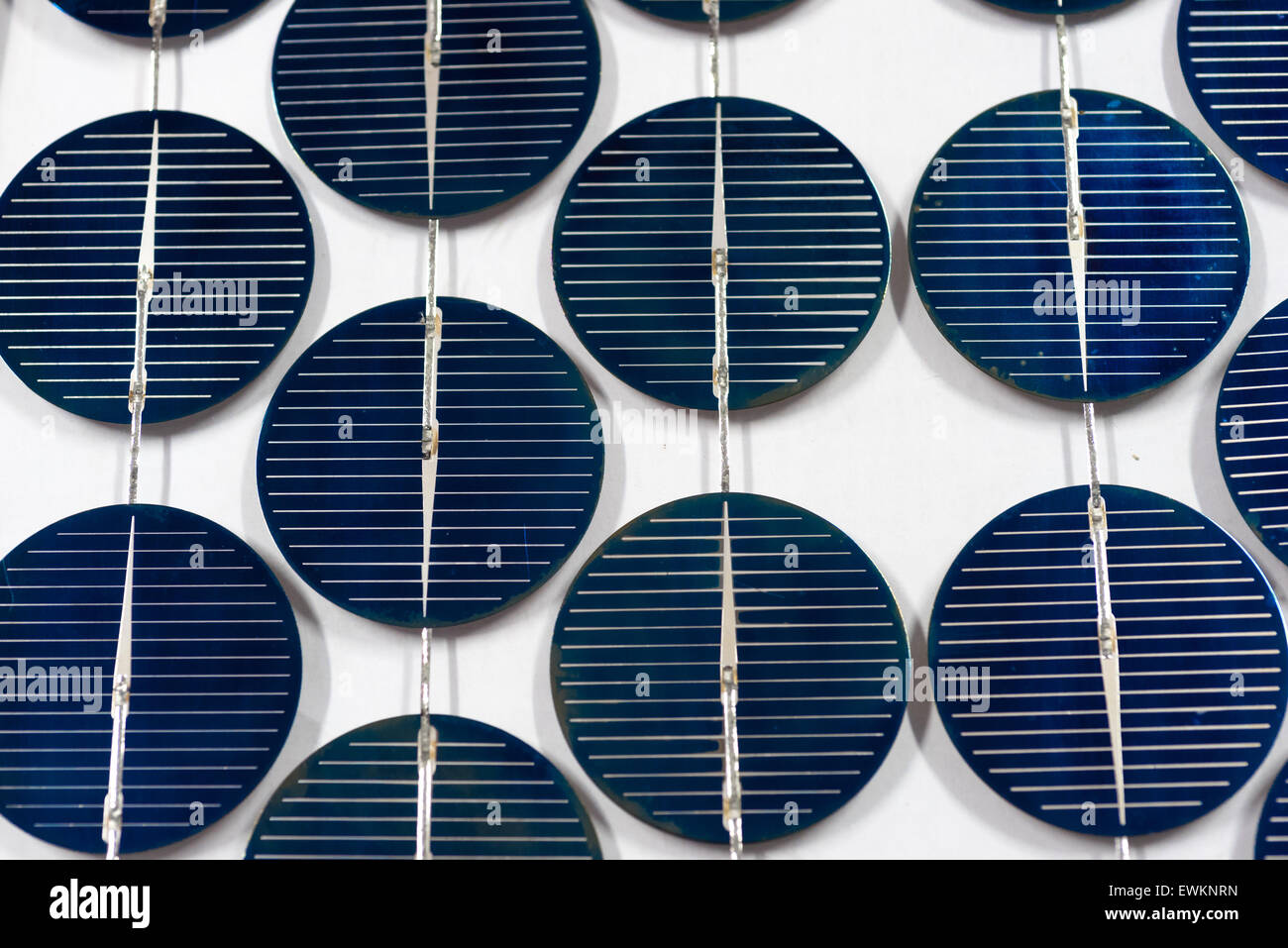 Image abstraite de bleu détail panneaux solaires, pour produire de l'électricité du soleil Banque D'Images