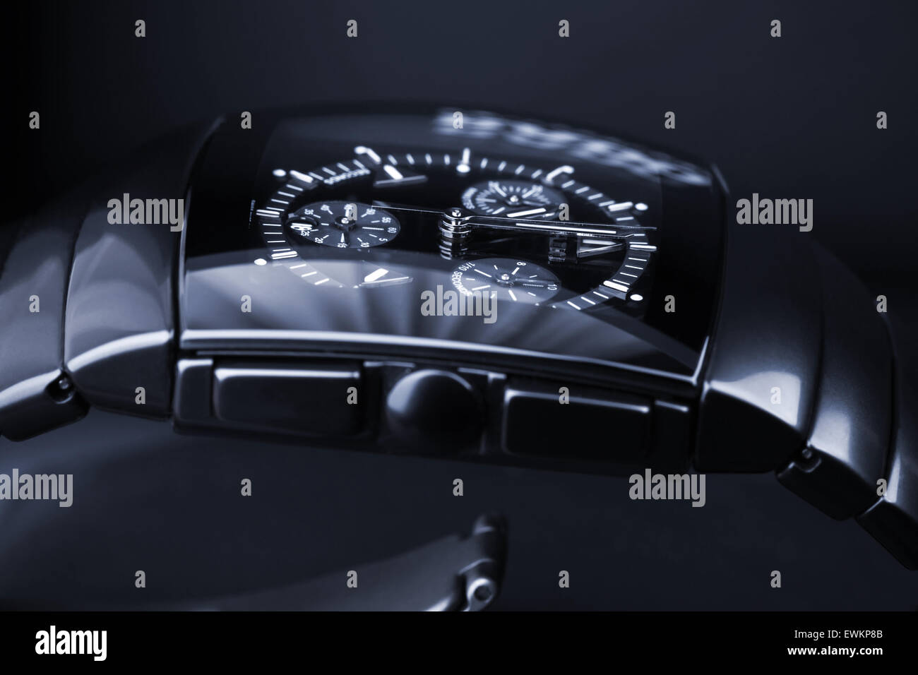 Saint-pétersbourg, Russie - le 18 juin 2015 : Rado Sintra Chrono établit sur fond sombre, Mens Chronograph Watch Banque D'Images
