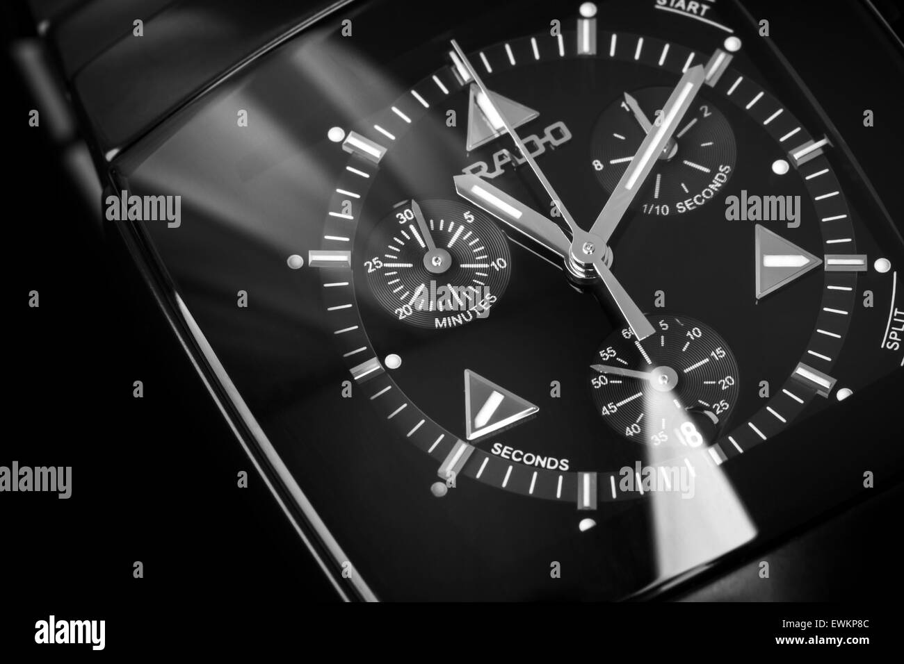 Saint-pétersbourg, Russie - le 18 juin 2015 : Rado Sintra Chrono Montre chronographe pour hommes, fait de la céramique high-tech noire avec sapph Banque D'Images