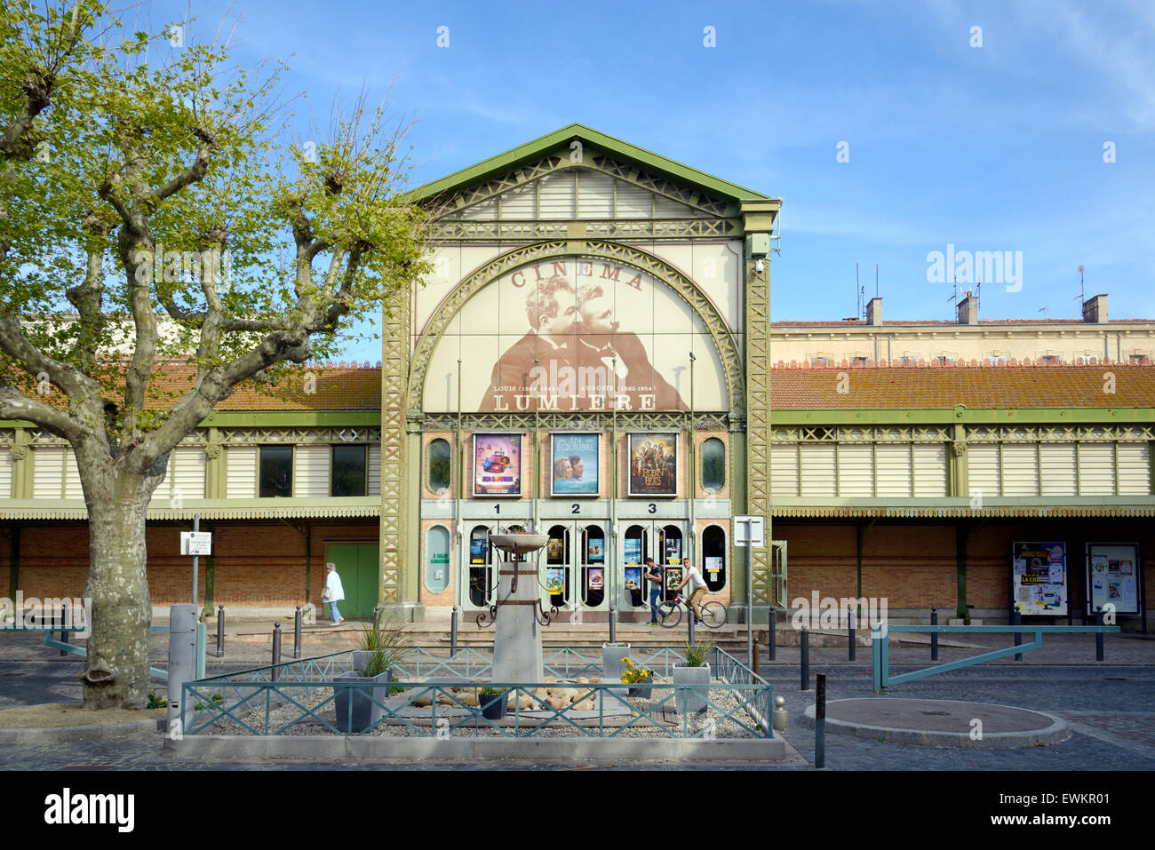 Cinéma Lumière, dans un ancien bâtiment du marché ou convertis, peint avec une image des Frères Lumières ou frères Mulière, La Ciotat Provence France Banque D'Images
