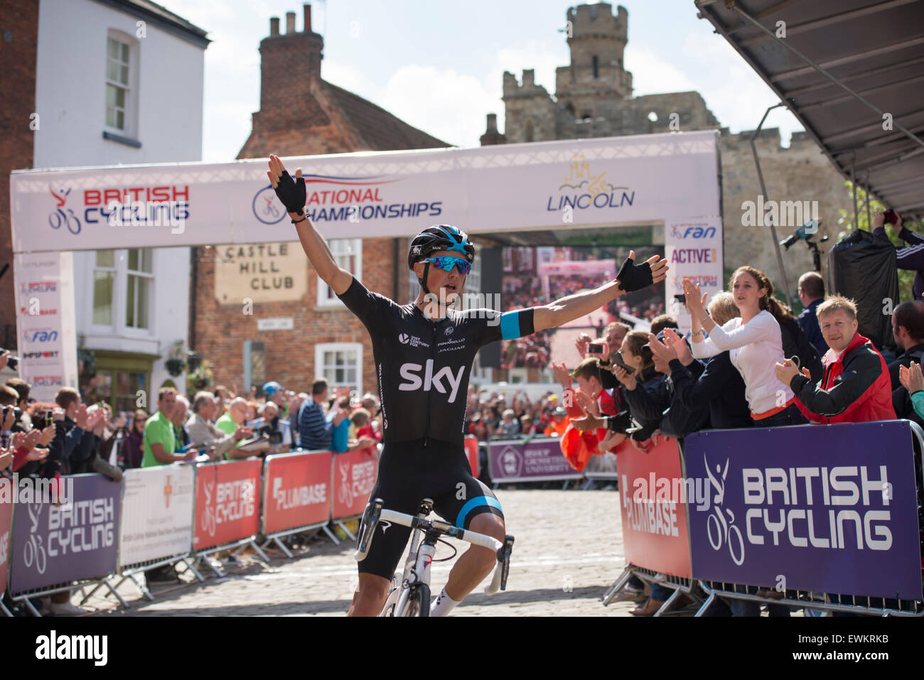 Lincoln, Royaume-Uni. 28 Juin, 2015. Peter Kennaugh (Team Sky) remporte le championnat de course route Vélo britannique au Lincoln, Royaume-Uni, le 28 juin 2015. Crédit : Andrew Peat/Alamy Live News Banque D'Images