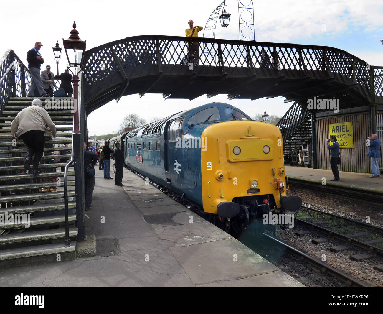 Conserves de Deltic D9019 diesel 'Royal Highland Fusiliers' entre dans Sheffield Park station de la Bluebell Railway préservé dans Sussex sur son voyage de Sheffield Park à East Grinstead Banque D'Images