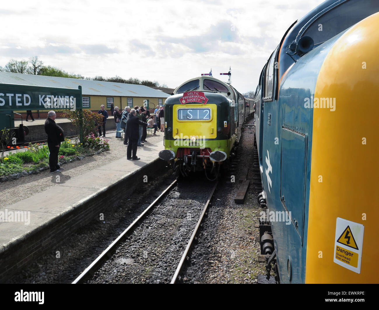 Le porteur de la gare de Horsted Keynes, sur le chemin de fer Bluebell conservé à Sussex, remet la tablette Single Line à l'équipe de la locomotive diesel Deltic D9009 « Alycidon » en passant par une autre locomotive diesel Deltic conservée [locomotive diesel Deltic conservée] pendant son trajet de Sheffield Park à l'est Gris. Banque D'Images