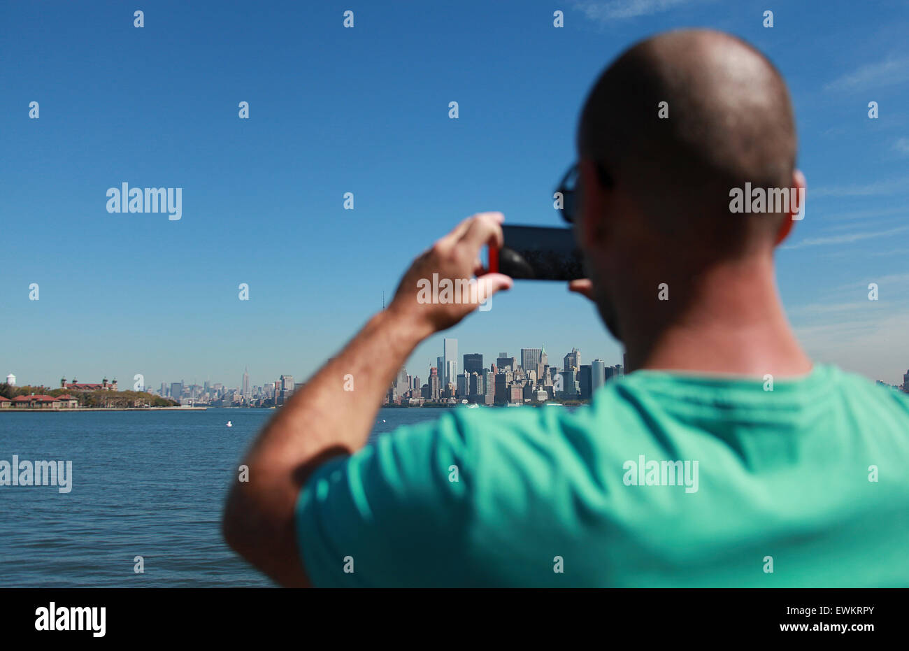 L'homme de prendre une photo de New York skyline sur son téléphone mobile Banque D'Images