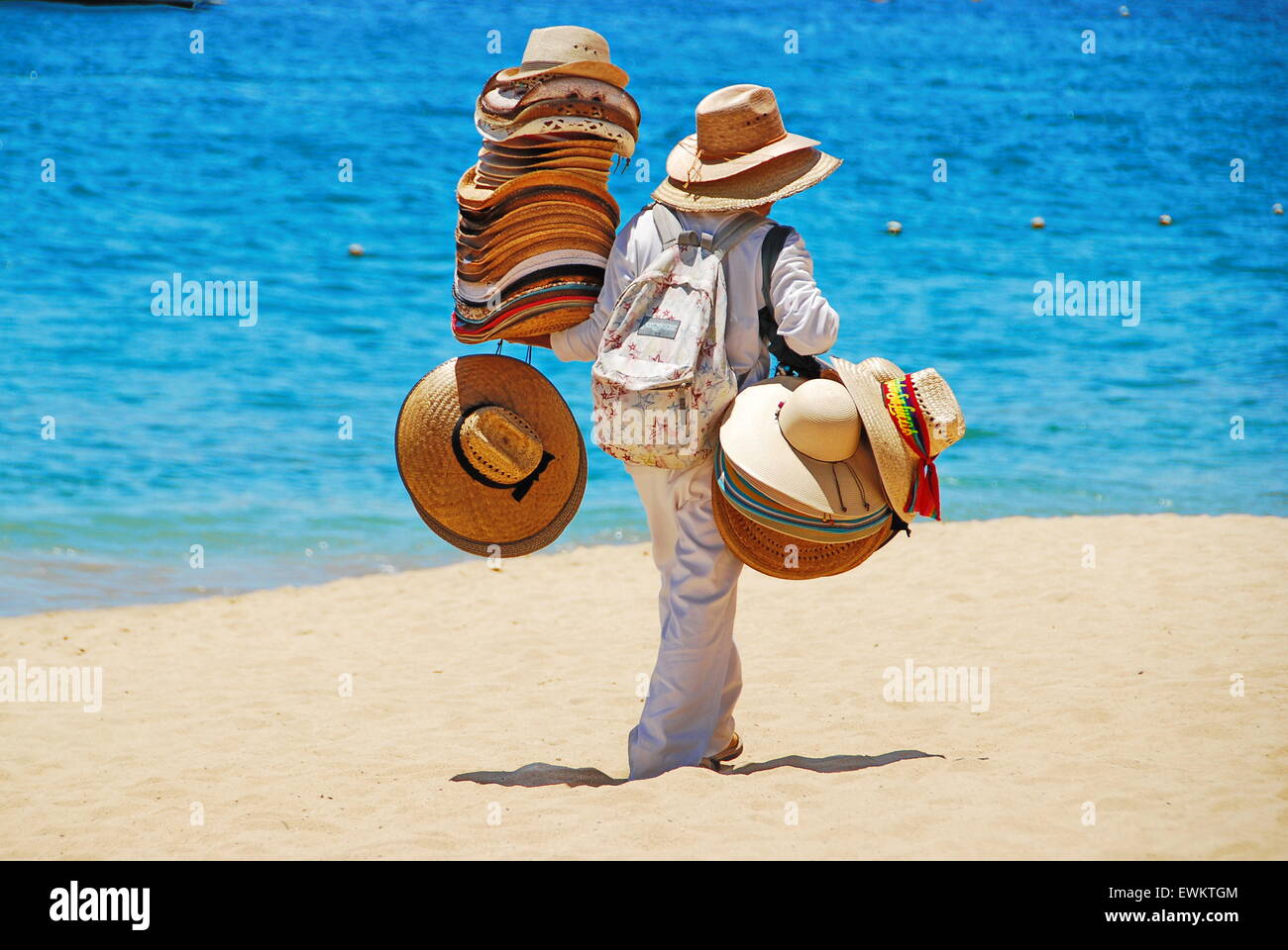 Homme de la région de vendre des chapeaux de paille sur la plage de Cabo  San Lucas, Mexique Photo Stock - Alamy