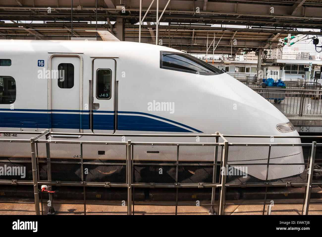 Un Shinkansen, le train 300 série à la plate-forme à Shin Osaka station. L'avant du train dans une livrée bleu et blanc. Banque D'Images