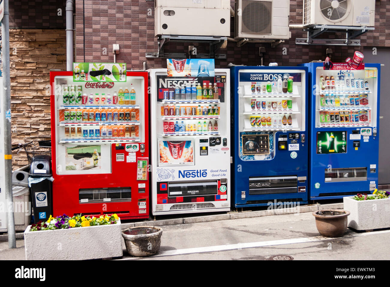 Rangée de quatre boissons chaudes et froides distributeurs automatiques sur la chaussée au Japon. Vue typique. Coco-Cola, Nescafe et marques Boss Banque D'Images Rangée de quatre boissons chaudes et froides distributeurs automatiques sur la chaussée au Japon. Vue typique. Coco-Cola, Nescafe et marques Boss Banque D'Images