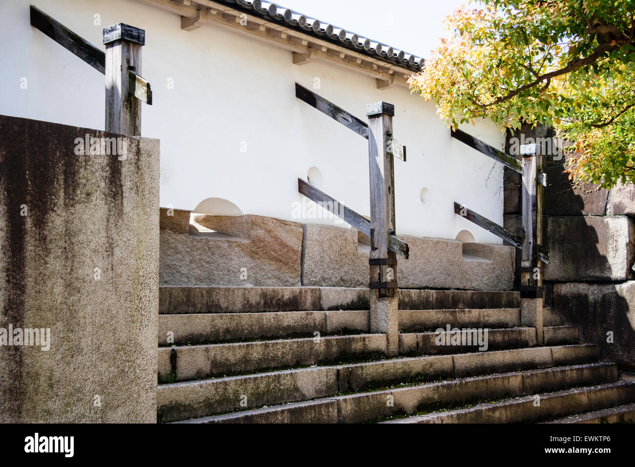 Château d'Osaka. Retour de dobei typique bois et mur de plâtre blanc avec le contrefort en bois et prend en charge les étapes menant à la plate-forme de tir derrière le sama. Banque D'Images
