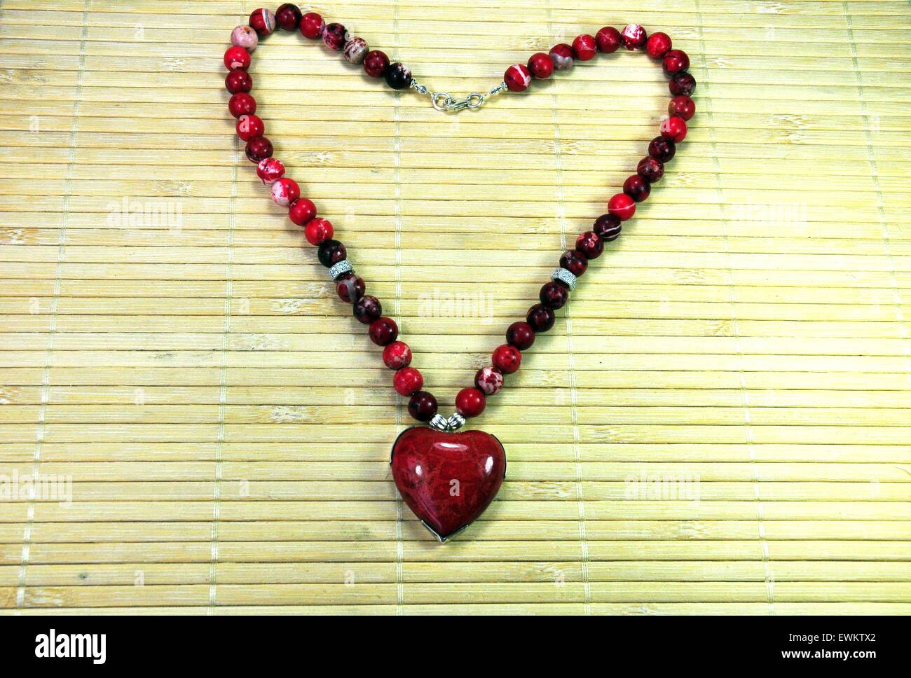 Collier rouge avec un grand pendentif en forme de coeur Banque D'Images