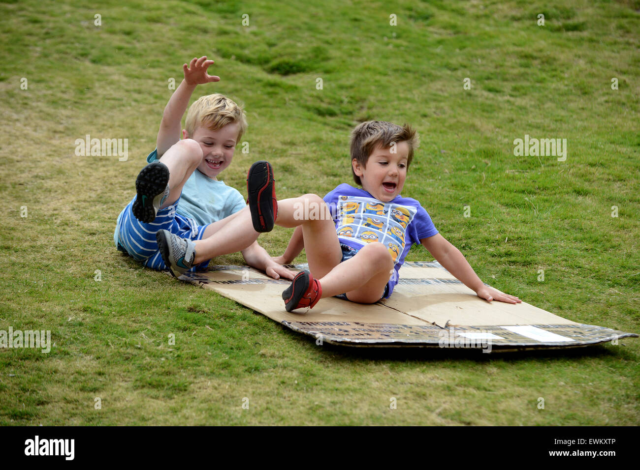 Enfants Enfant luge coulissante en carton Photo Stock - Alamy