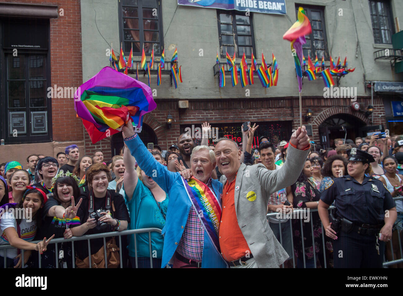 Manhattan, NY, USA. 28 Juin, 2015. Grand Sir Derek Jacobi et Marshall partner RICHARD CLIFFORD mars dans le 2015 de Patrimoine LGBT Pride Parade Dimanche 28 juin 2015. © Bryan Smith/ZUMA/ZUMAPRESS.com/Alamy fil Live News Banque D'Images