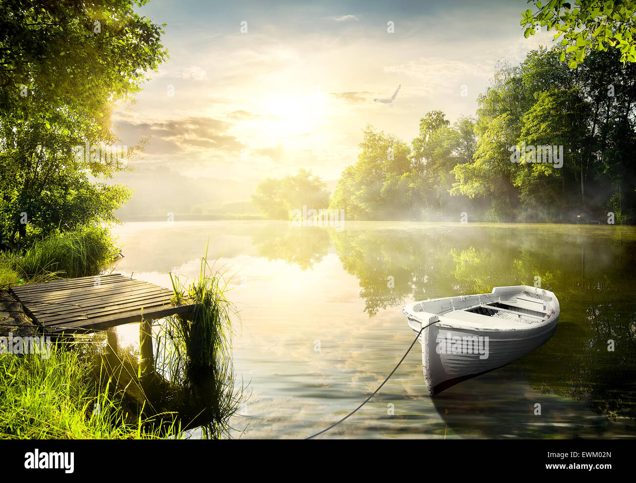 Voile sur la rive de la rivière tôt le matin Banque D'Images