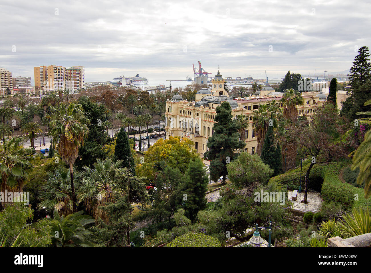 Paysage de l'hôtel de ville et port de Malaga, Espagne. Banque D'Images