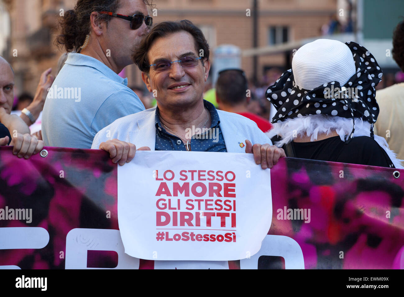 Palerme, Italie. 27 Juin, 2015. Rosario Crocetta, Président de Région Sicilienne holding a placard pendant la parade Gay. Partisans LGBT ont défilé en masse dans les rues de Palerme, la ville devient colorée et bien assisté à Palerme Fierté 2015 défilé. © Antonio Melita/Pacific Press/Alamy Live News Banque D'Images