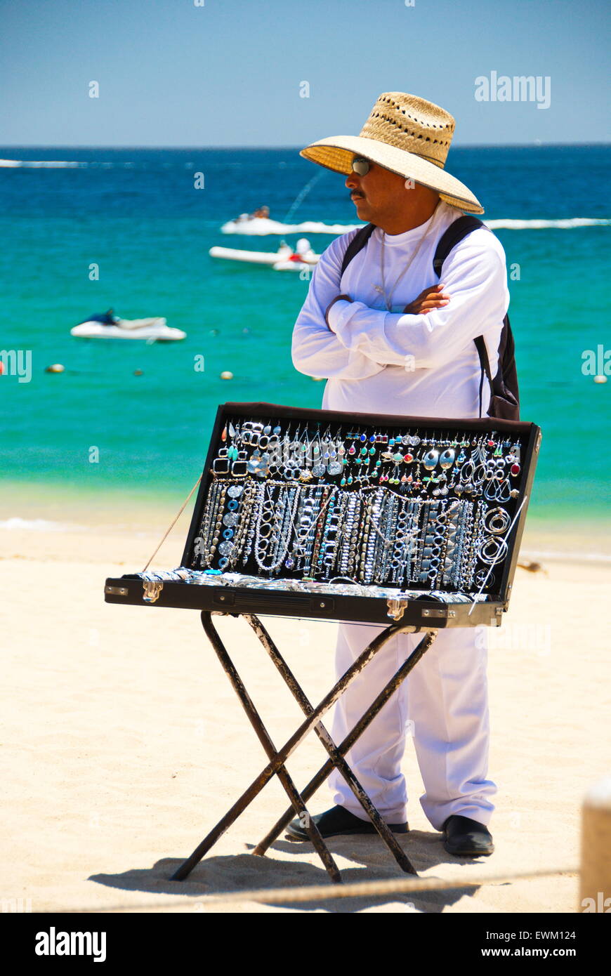 Bijoux en argent vente homme locaux aux touristes sur la plage de Cabo San Lucas, Mexique. Banque D'Images