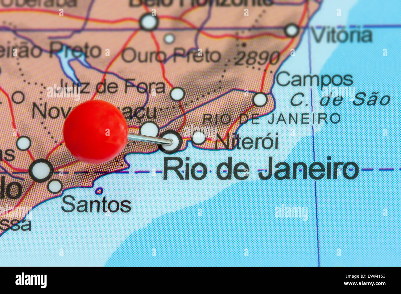 Close-up d'une punaise rouge sur une carte de Rio de Janeiro, Brésil Banque D'Images