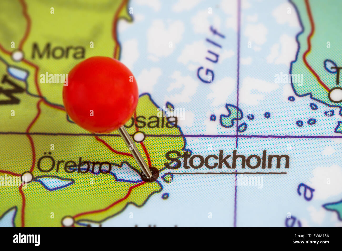 Close-up d'une punaise rouge sur une carte de Stockholm, Suède Banque D'Images