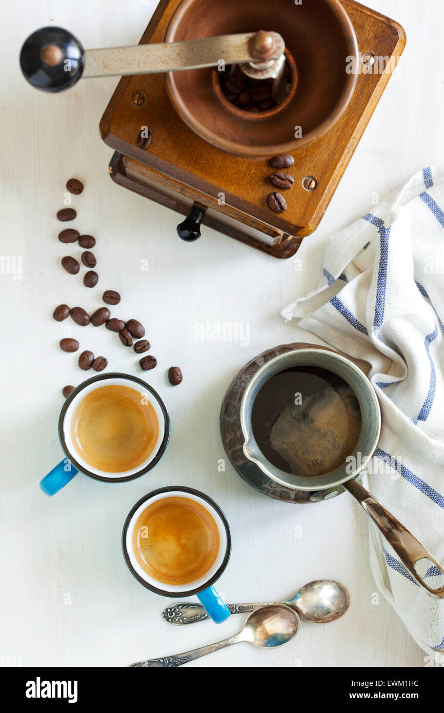 Tasses de café, cafetière et broyeur de café. Banque D'Images