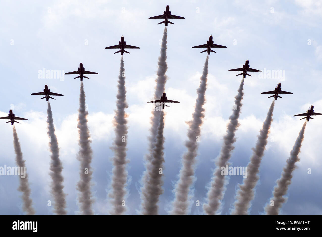 GUILDFORD, Surrey/UK - JUIN 27:Red Arrows affichage de la RAF à l'autopont de l'équipe de la Journée des Forces armées Banque D'Images